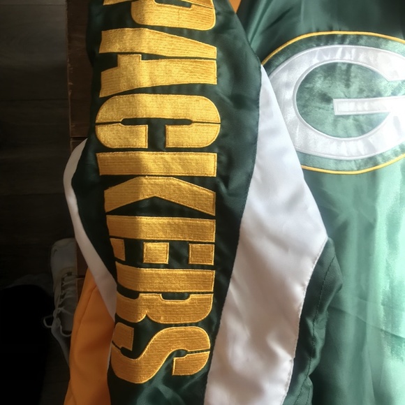 NFL woman’s Greenbay packers winter jacket - Picture 3 of 4